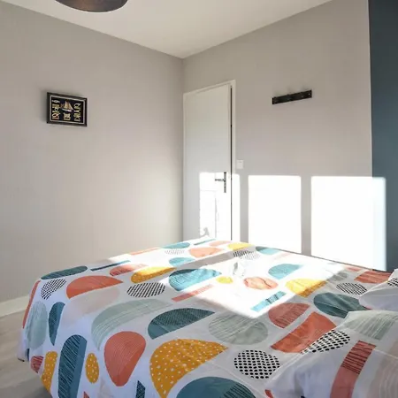Stunning In La Lucerne-doutremer With 4 Bedrooms And Wifi * La Lucerne-dʼOutremer