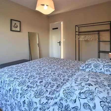 Stunning In La Lucerne-doutremer With 4 Bedrooms And Wifi * La Lucerne-dʼOutremer